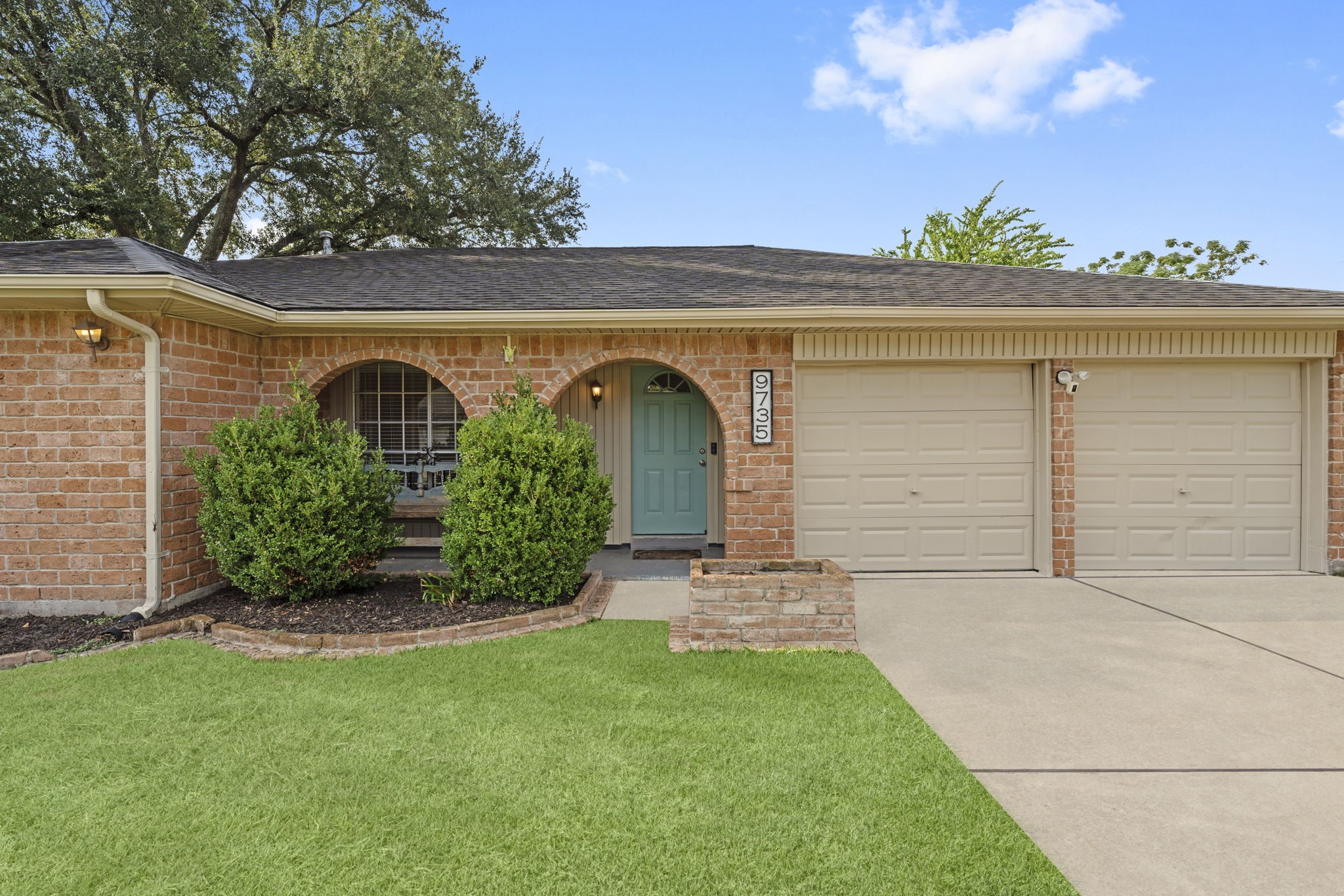 9735 Kemp Forest Drive Houston, TX 77080 - Photo 3 of 25 Classic Ranch Curb Appeal with excellent location!
