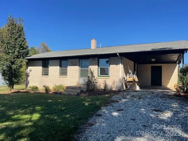 a view of a house with backyard