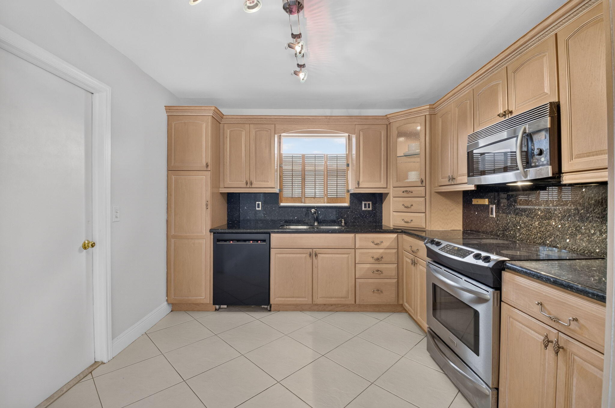 4599 Betelnut Street Boca Raton, FL 33428 - Photo 14 of 28 Kitchen