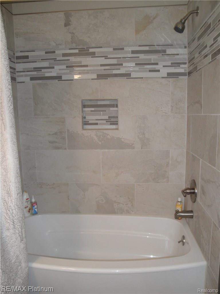 1201 Oakcrest Road Howell, MI 48843 - Photo 22 of 57 Custom tile with glass insets. Notice the built in ledge space