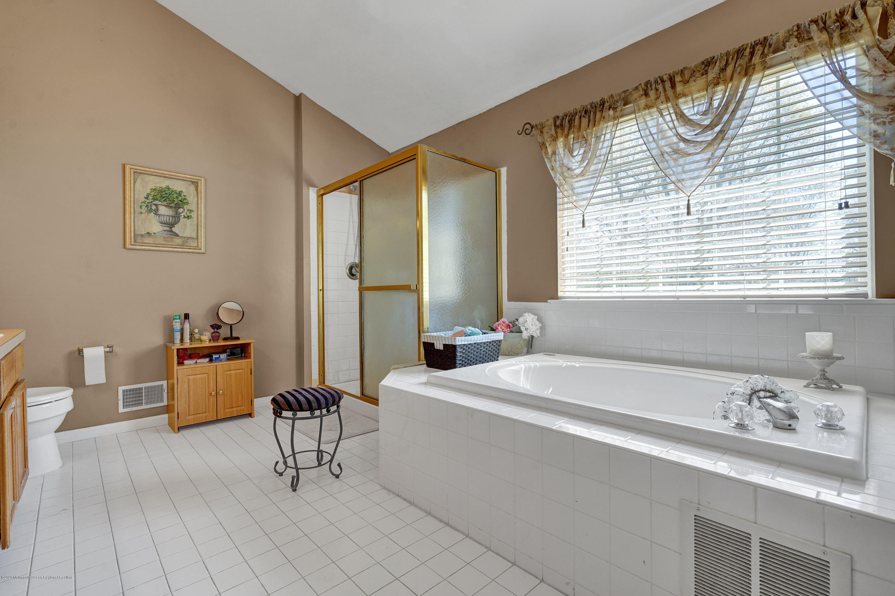 19 Cortelyou Road Jackson, NJ 08527 - Photo 31 of 56 a spacious bathroom with a bathtub and a sink