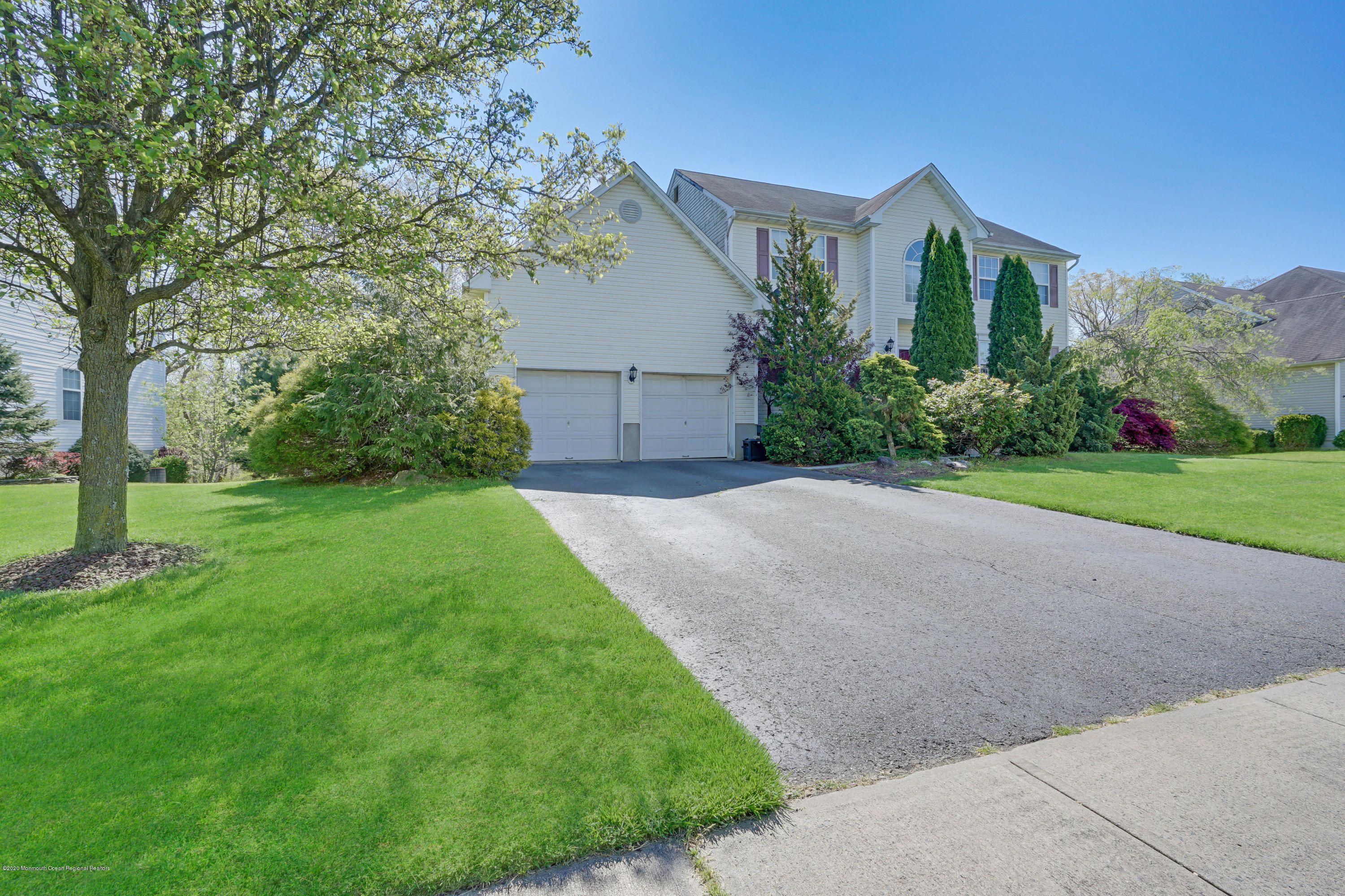 19 Cortelyou Road Jackson, NJ 08527 - Photo 48 of 56 a front view of a house with a yard and garage