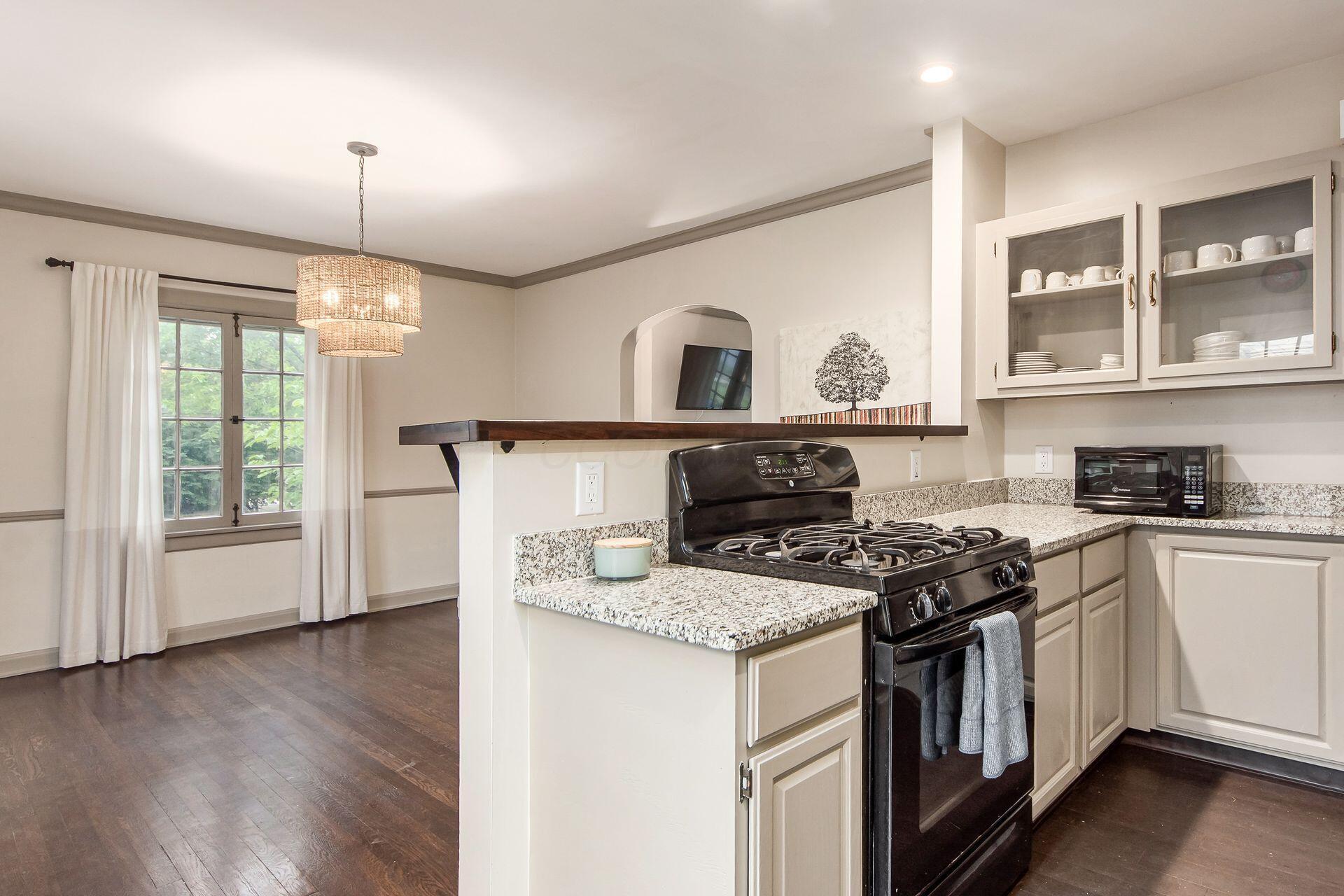 1896 Guilford Road Columbus, OH 43221 - Photo 14 of 42 Gas Range