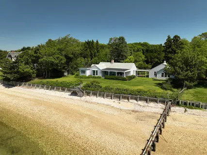 $4,000,000 | 100 Peconic Avenue, Shelter Island, NY 11964