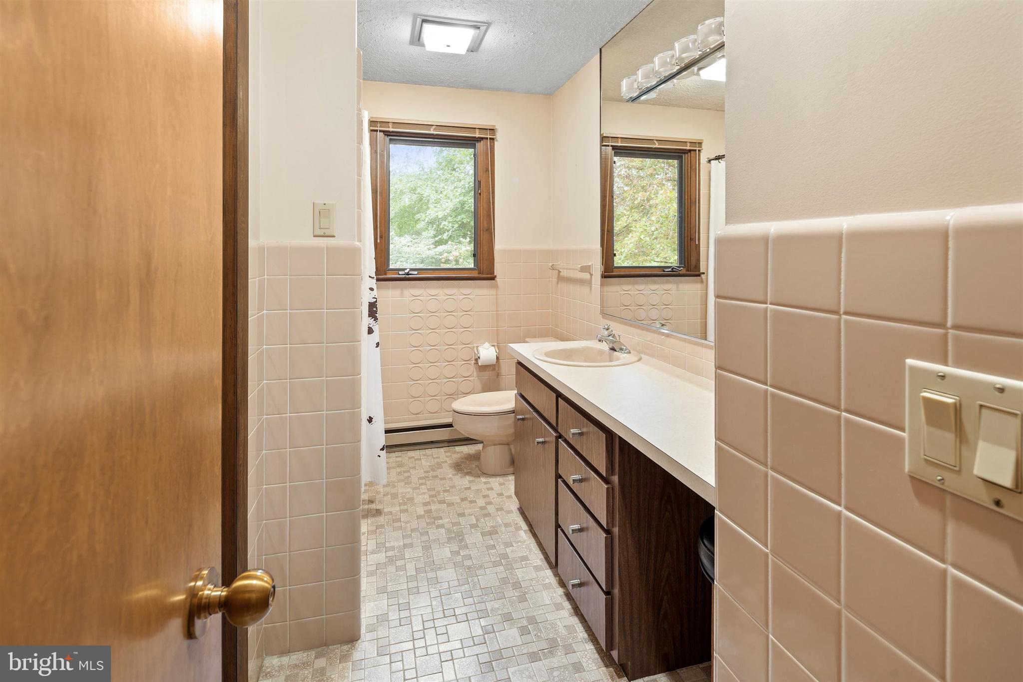 8 Lambert Lane Robbinsville, NJ 08691 - Photo 21 of 33 Hall Full bath with tub