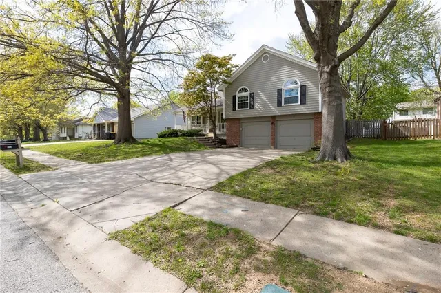 $275,000 | 3605 Northwest Dogwood Drive, Blue Springs, MO 64015