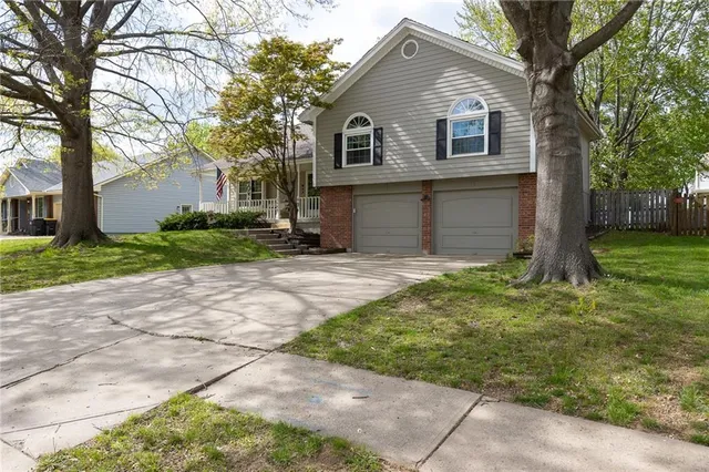 $275,000 | 3605 Northwest Dogwood Drive, Blue Springs, MO 64015