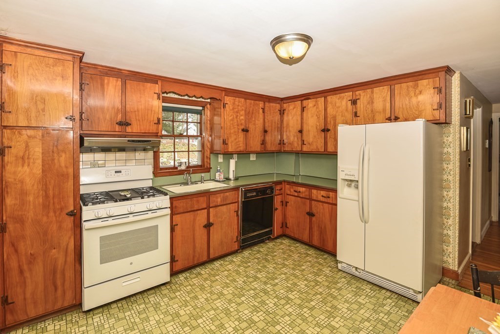 17 Heritage Hill Dedham, MA 02026 - Photo 10 of 33