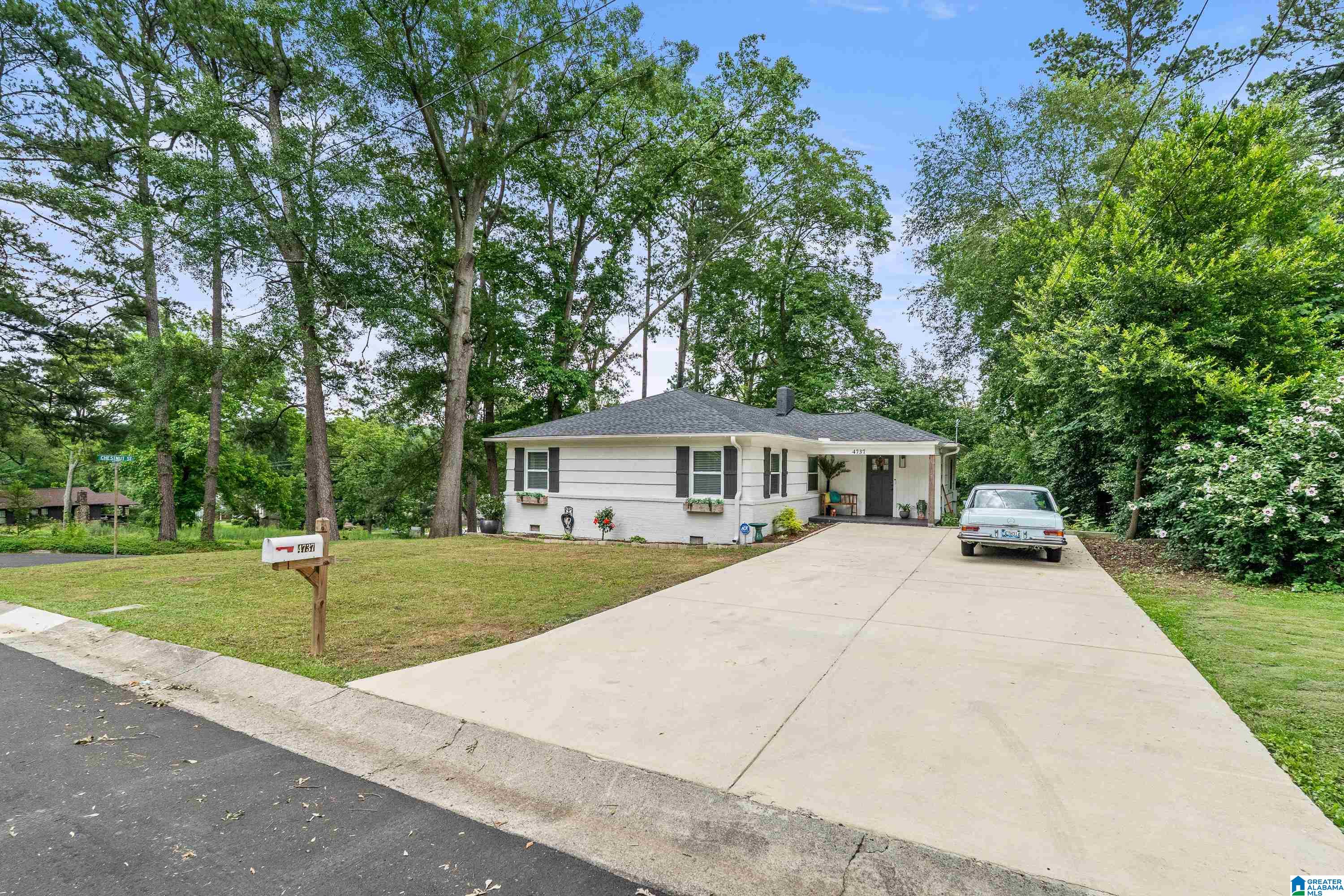 4737 Bankhead Court Birmingham, AL 35210 - Photo 3 of 34