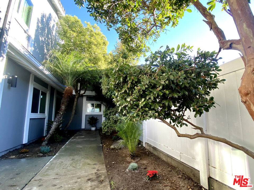 4510 Gateshead Bay Oxnard, CA 93035 - Photo 13 of 36 a backyard of a house with lots of green space