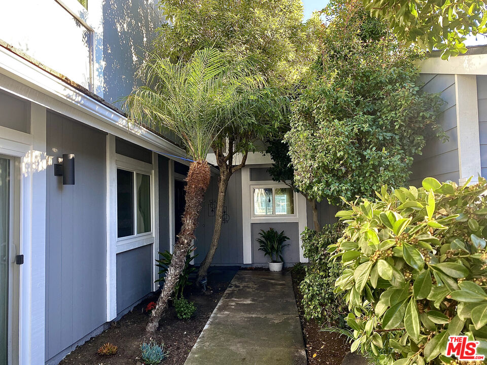 4510 Gateshead Bay Oxnard, CA 93035 - Photo 15 of 36 a front view of a house