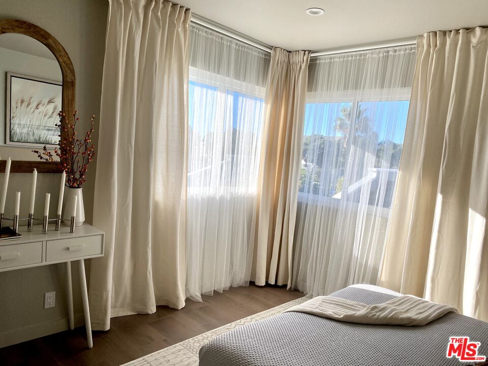 4510 Gateshead Bay Oxnard, CA 93035 - Photo 18 of 36 a bedroom with a bed and a mirror