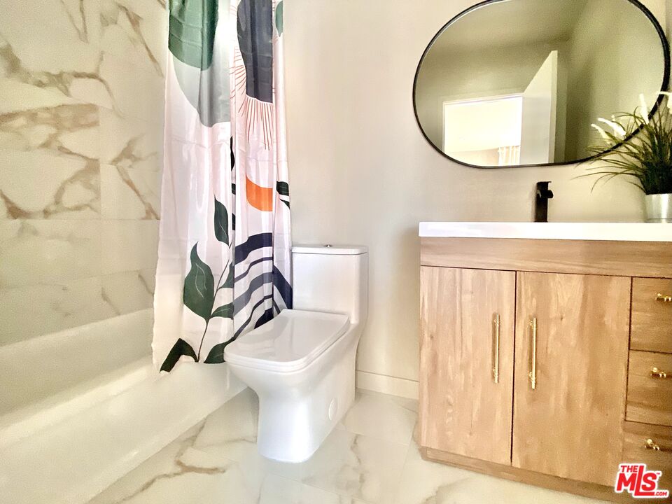 4510 Gateshead Bay Oxnard, CA 93035 - Photo 19 of 36 a bathroom with a sink and a mirror