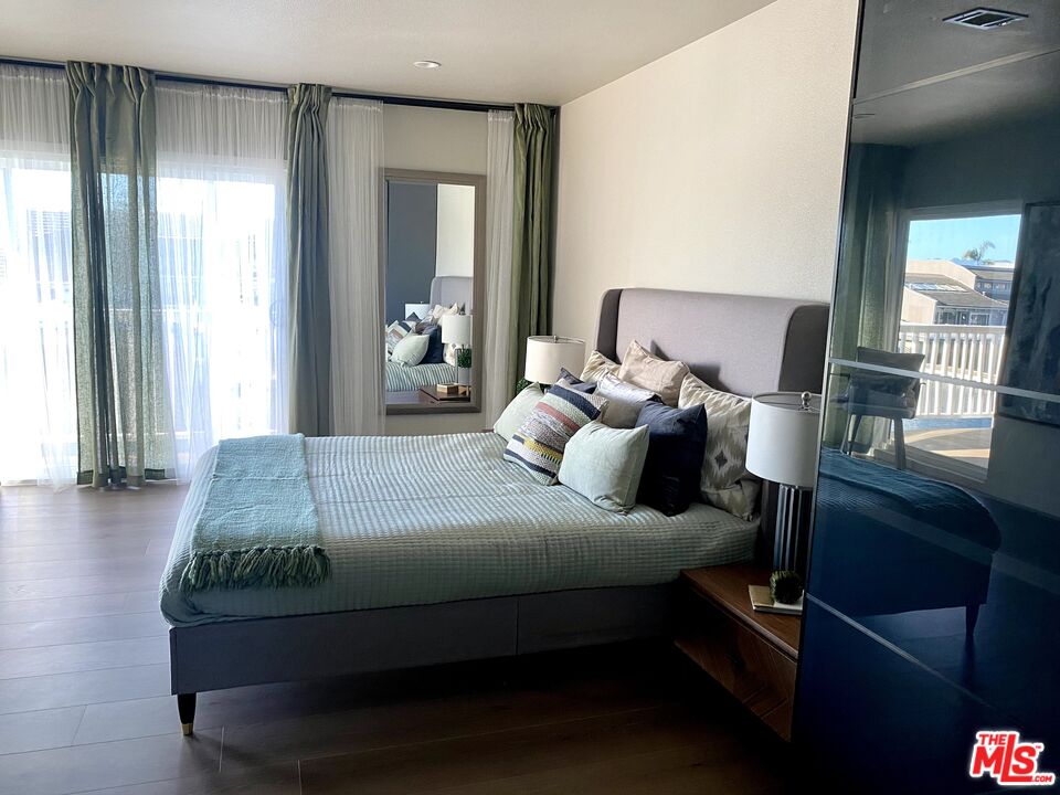 4510 Gateshead Bay Oxnard, CA 93035 - Photo 22 of 36 a bedroom with a bed and wooden floor