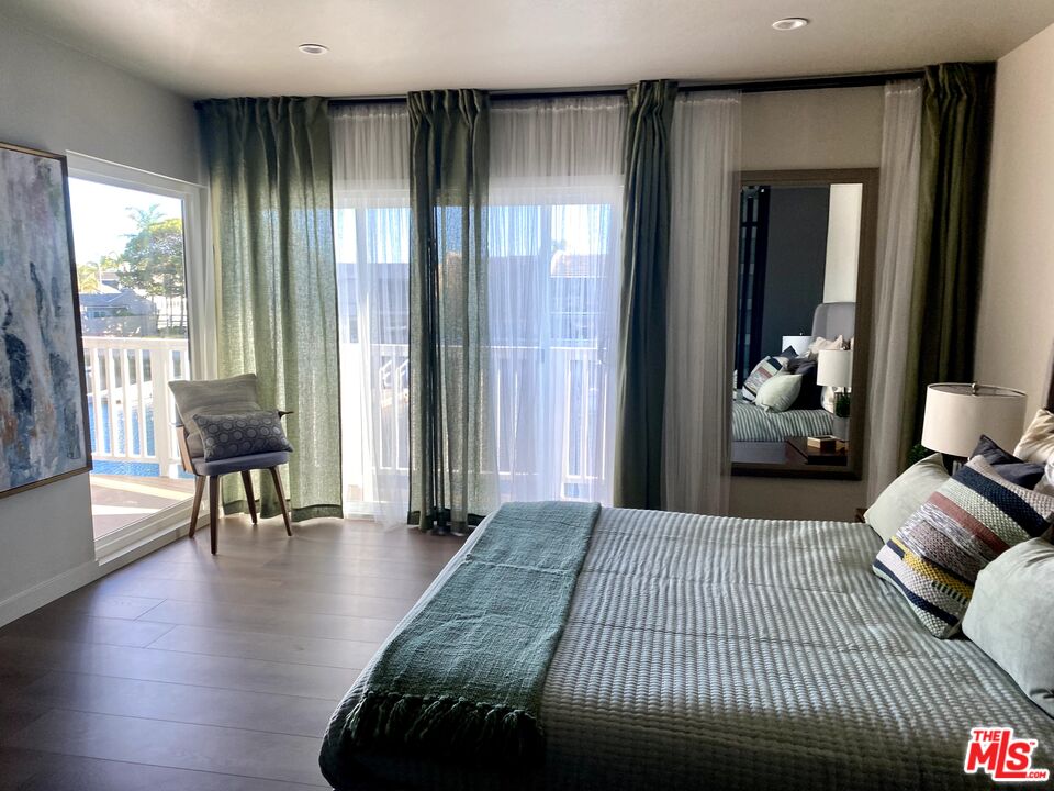 4510 Gateshead Bay Oxnard, CA 93035 - Photo 23 of 36 a bedroom with a bed and a large window