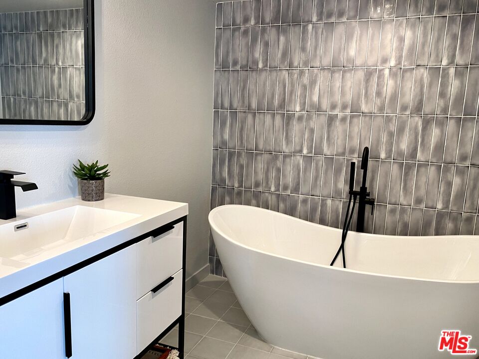 4510 Gateshead Bay Oxnard, CA 93035 - Photo 28 of 36 a bathroom with a sink and a bathtub