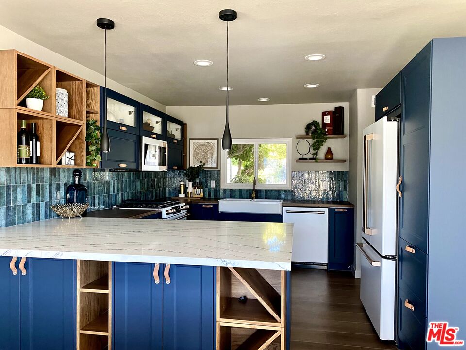 4510 Gateshead Bay Oxnard, CA 93035 - Photo 9 of 36 a kitchen with stainless steel appliances granite countertop a refrigerator a sink and a stove
