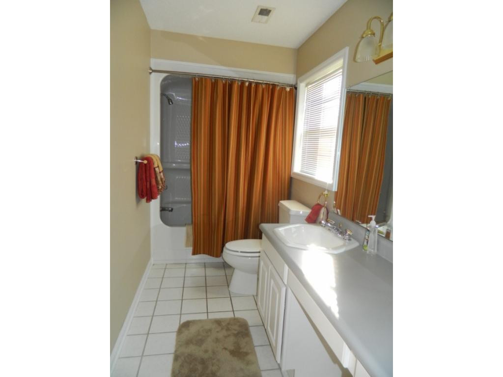 2224 Pendragon Road Kingsport, TN 37660 - Photo 14 of 25 Master Bath
