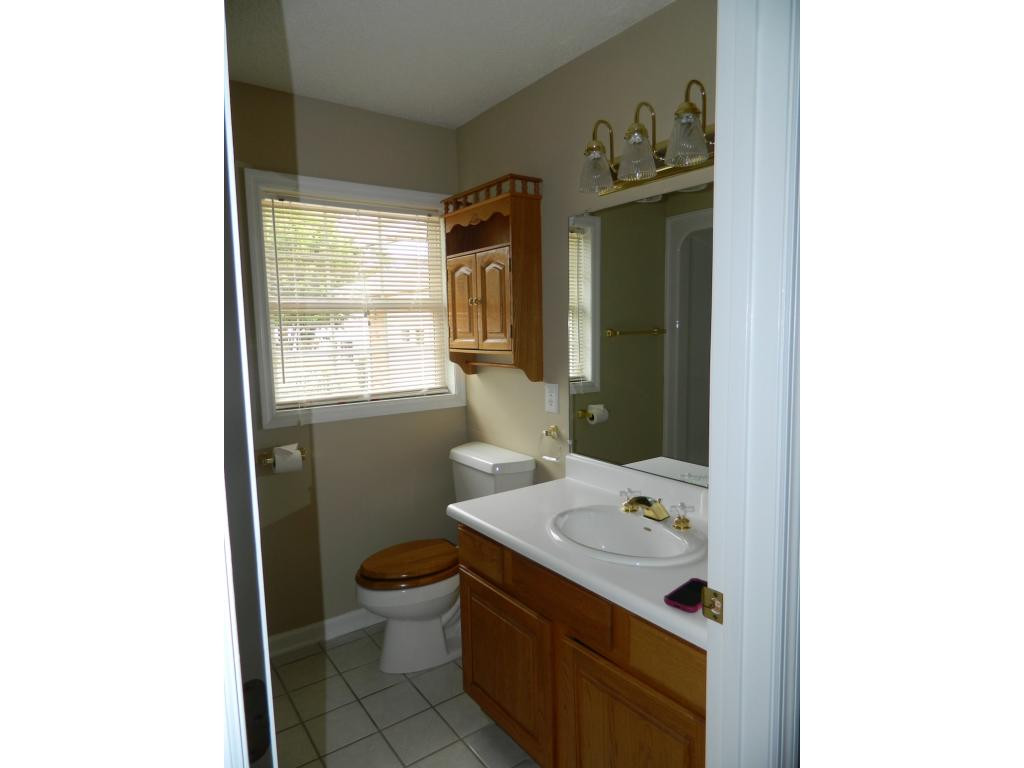 2224 Pendragon Road Kingsport, TN 37660 - Photo 20 of 25 Hall Bath