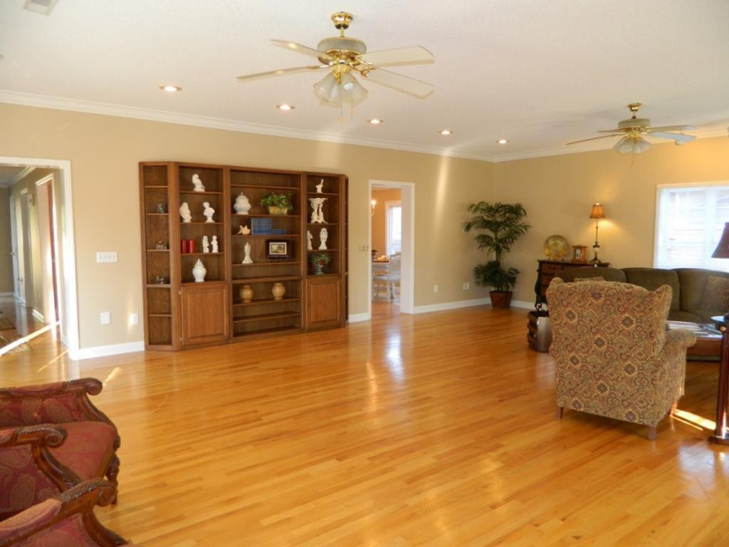 2224 Pendragon Road Kingsport, TN 37660 - Photo 4 of 25 Living Room