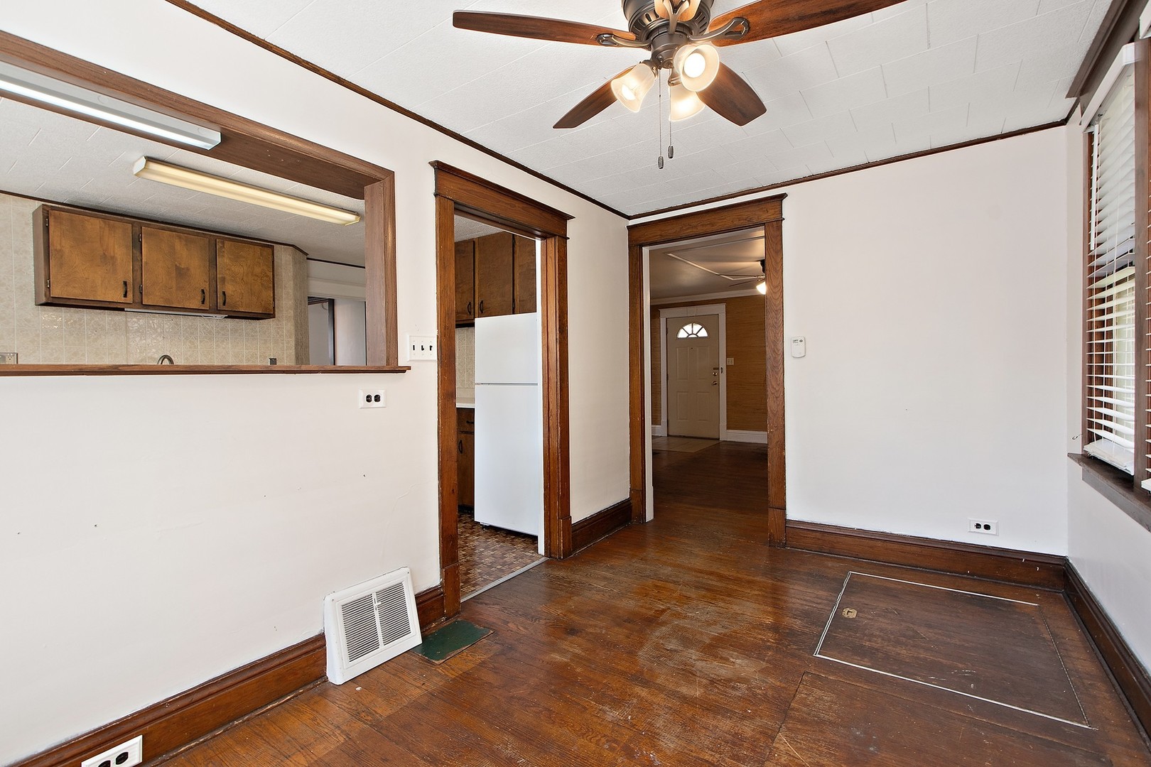 1525 Burr Oak Road Homewood, IL 60430 - Photo 9 of 20 a view of an entryway