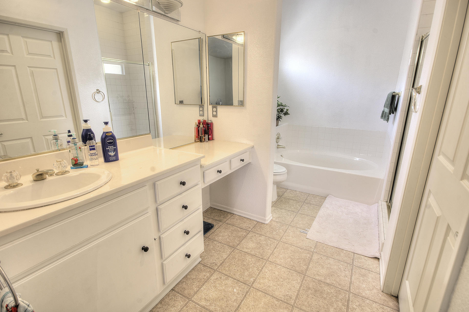 68392 Riviera Road Cathedral City, CA 92234 - Photo 17 of 21 a spacious bathroom with a double vanity sink a mirror and a bathtub