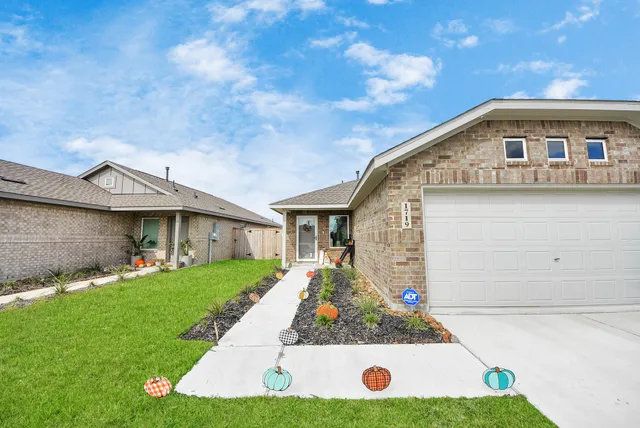 a view of an house with backyard porch and garden