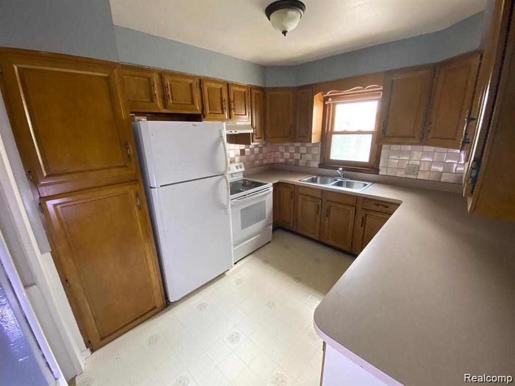 8448 Harding Street Center Line, MI 48015 - Photo 12 of 40 kitchen .