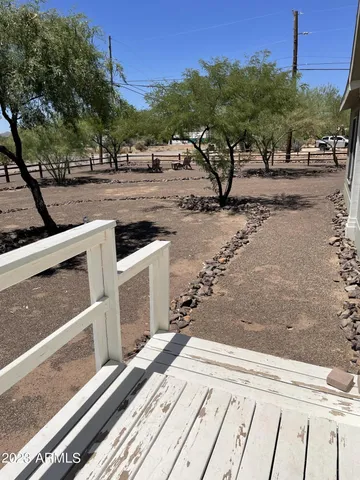 a view of a backyard