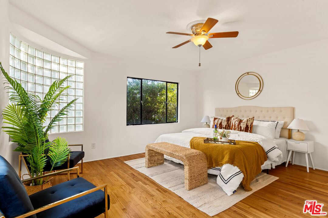 1100 Victoria Avenue Venice, CA 90291 - Photo 14 of 30 a bedroom with bed and a window