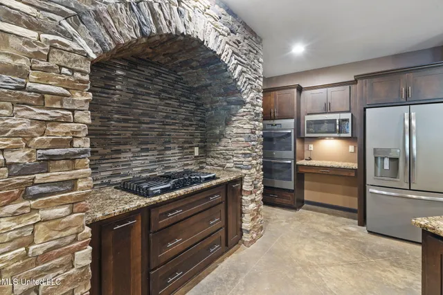 $670,000 | 1088 South Red Banks Road, Byhalia, MS 38611