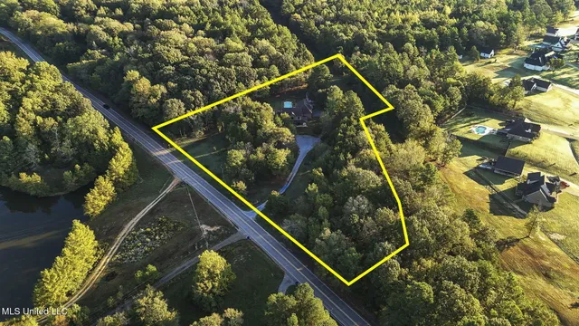 $670,000 | 1088 South Red Banks Road, Byhalia, MS 38611