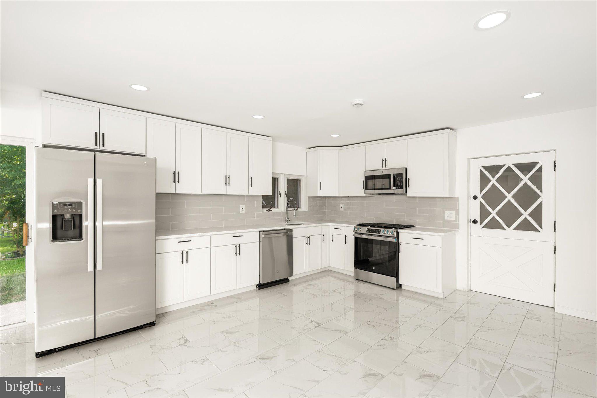 583 Edinburg Road Trenton, NJ 08619 - Photo 8 of 38
