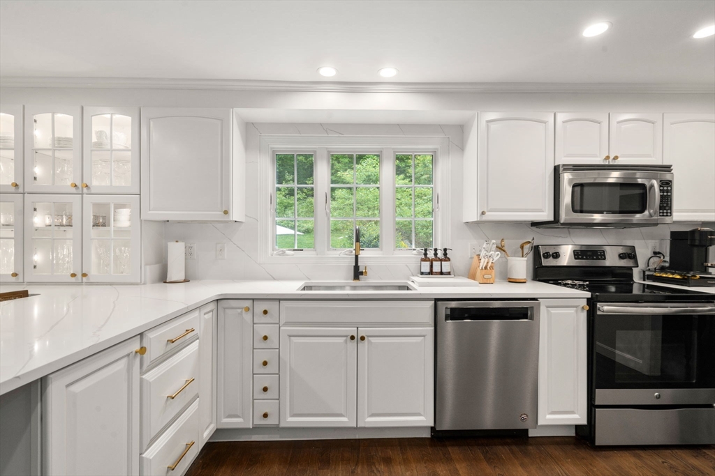 36 Indian Hill Road Medfield, MA 02052 - Photo 6 of 38