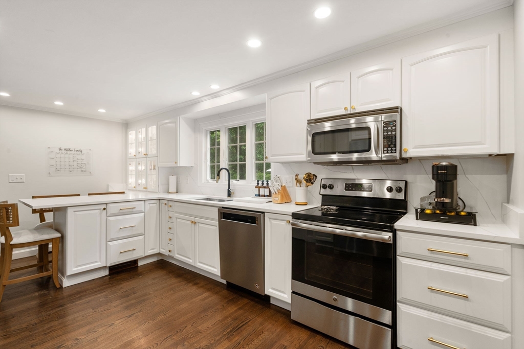 36 Indian Hill Road Medfield, MA 02052 - Photo 7 of 38