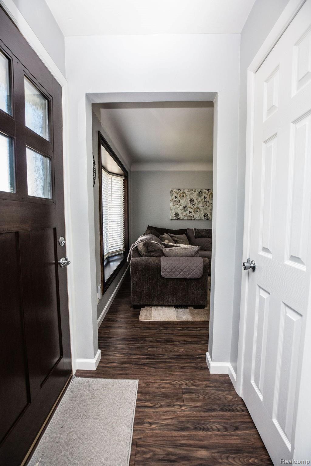 266 Roth Boulevard Clawson, MI 48017 - Photo 16 of 35 16-Foyer.jpg