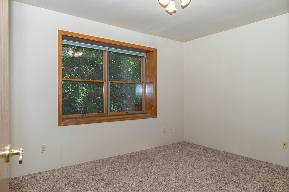 2535 Winona Road Grants Pass, OR 97526 - Photo 18 of 36 19