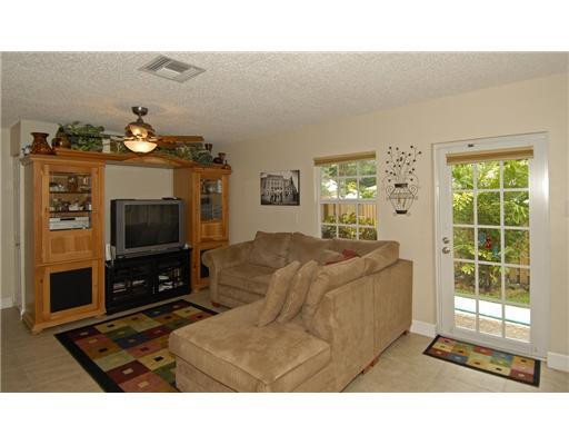 3513 Bark Way Hollywood, FL 33026 - Photo 17 of 25 Den/Family/Great Room
