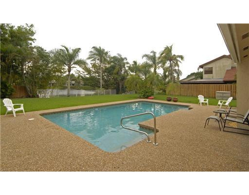 3513 Bark Way Hollywood, FL 33026 - Photo 2 of 25 Swimming Pool/Hot Tub/Sauna