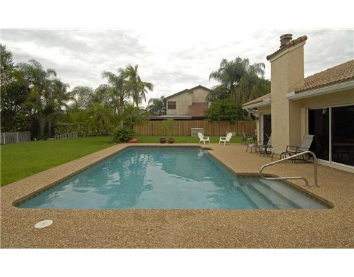 3513 Bark Way Hollywood, FL 33026 - Photo 3 of 25 Swimming Pool/Hot Tub/Sauna