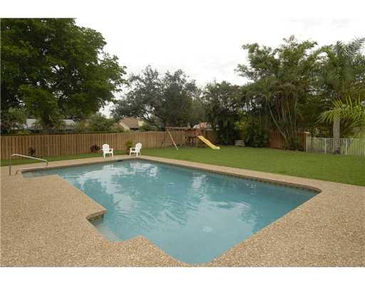 3513 Bark Way Hollywood, FL 33026 - Photo 4 of 25 Swimming Pool/Hot Tub/Sauna