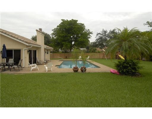 3513 Bark Way Hollywood, FL 33026 - Photo 5 of 25 Swimming Pool/Hot Tub/Sauna