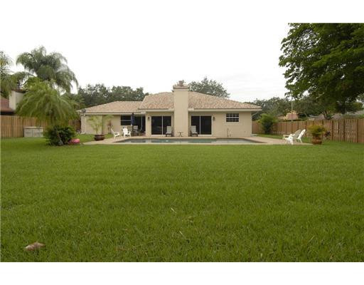 3513 Bark Way Hollywood, FL 33026 - Photo 8 of 25 Yard/Garden