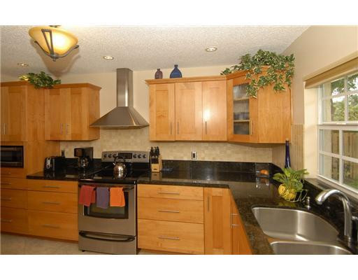 3513 Bark Way Hollywood, FL 33026 - Photo 10 of 25 Kitchen