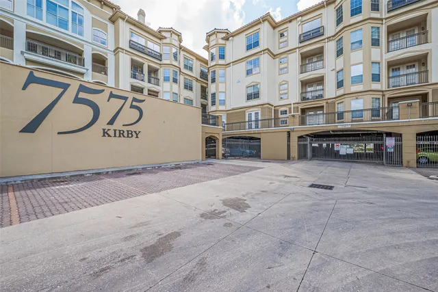 $1,300 | 7575 Kirby Drive, Unit 3105, Houston, TX 77030