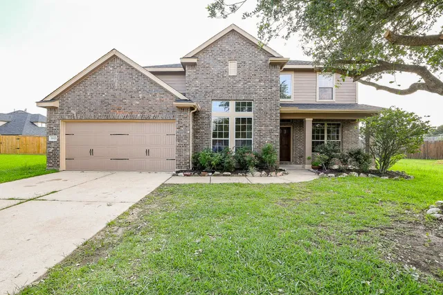 a view of a house with backyard and garden