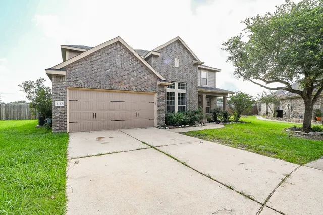 a view of house and garden with small space