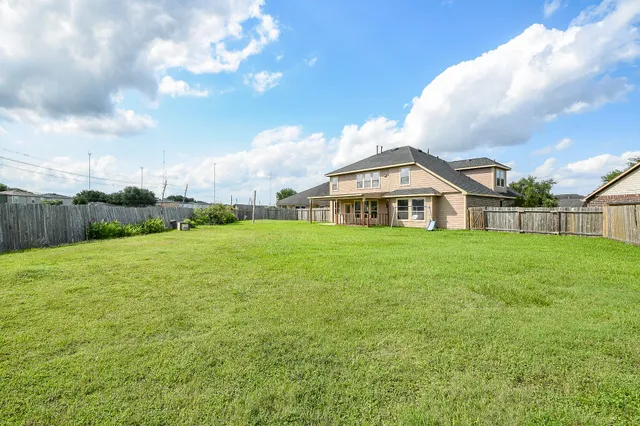 a view of a house with a big yard