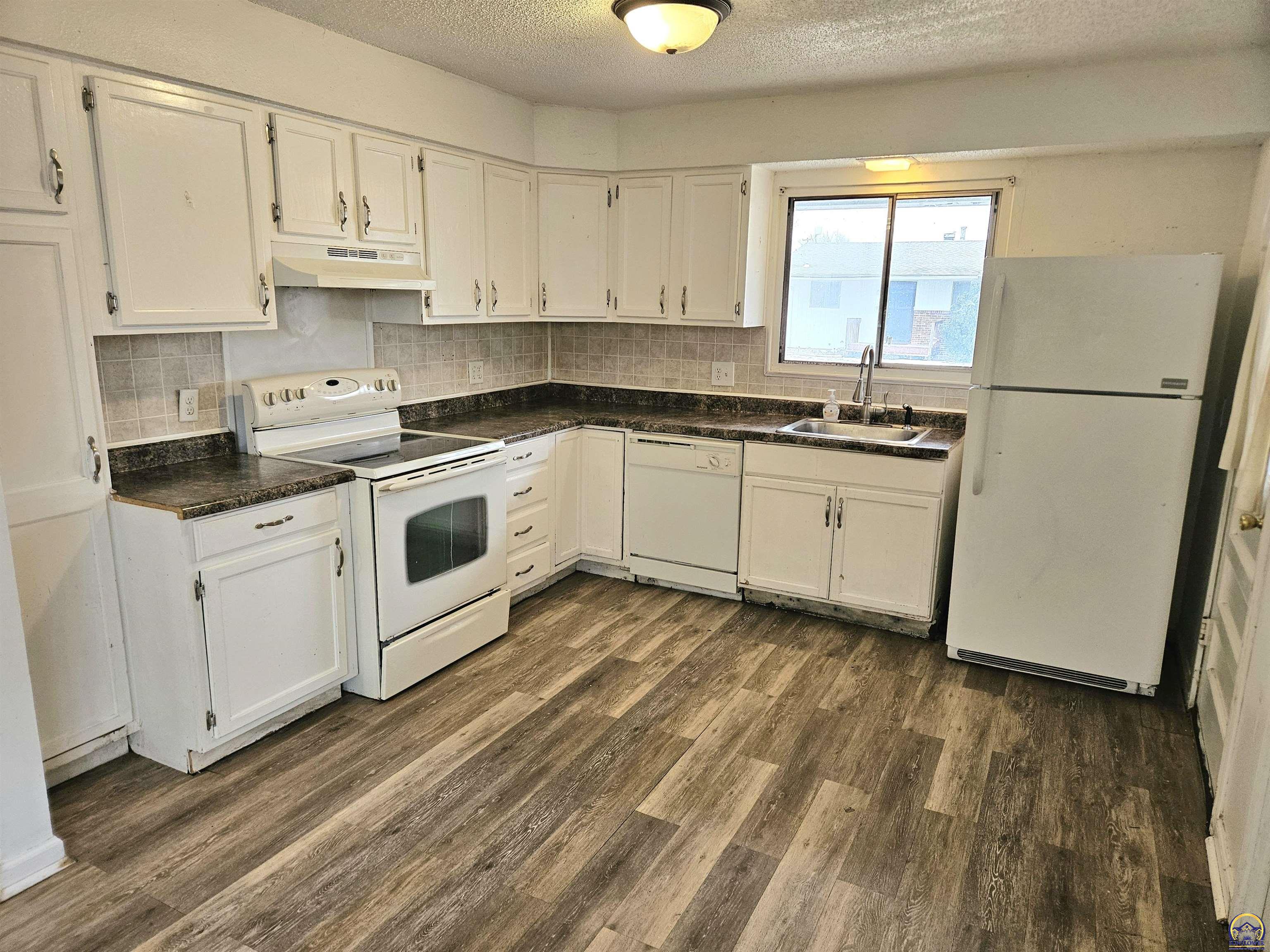 7209 Southwest Greenview Drive Topeka, KS 66619 - Photo 4 of 13