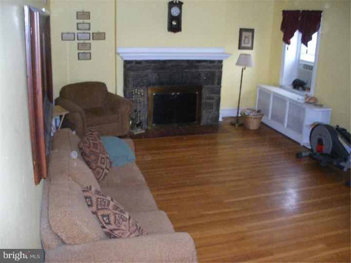 7234 Hilltop Road Upper Darby, PA 19082 - Photo 3 of 24 Living Room